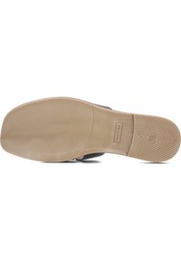 Zwarte schoenzool met een gestructureerde beige rubberen onderkant, voorzien van een gegoten hexagonaal patroon en het label "MADE IN ITALY" met maat 38.