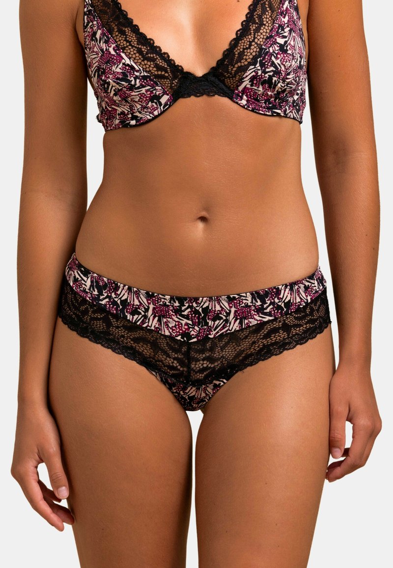 Ensemble soutien-gorge et culotte avec un motif floral rose et noir, bordé de dentelle, en tissu doux et à coupe ajustée.