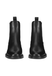 Czarne skórzane botki za kostkę o gładkiej fakturze, z pętelką z tyłu i płaską podeszwą; smukły design bez widocznych elementów hardware.