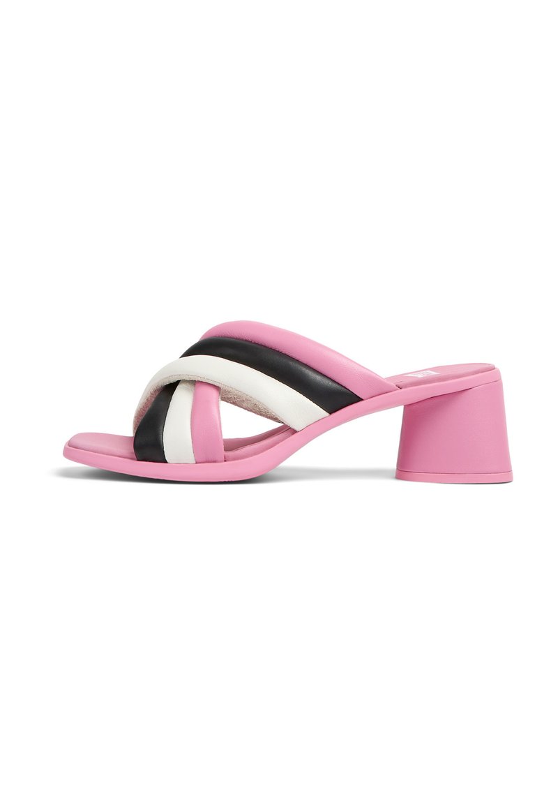 Le sandali con tacco rosa presentano un design intrecciato con strisce rosa, bianche e nere. Il tacco a blocco è di un rosa uniforme con una texture liscia.
