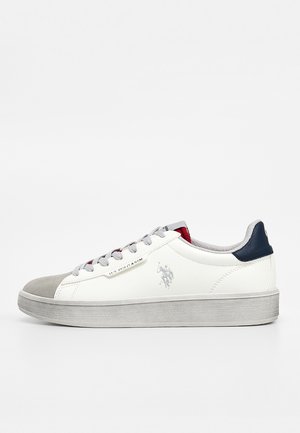 Sneaker bianca bassa con punta grigia, lacci grigi, linguetta del tallone blu navy e logo U.S. Polo Assn. sul lato.
