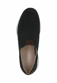 Fekete velúr slip-on cipő perforált mintázattal, világosbarna díszítéssel a sarkán, fehér gumitalppal és logóval a bélésen.
