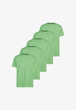 Pięć gładkich, jasnozielonych, krótkich koszulek z okrągłym dekoltem ułożonych w rzędzie, w przesunięciu, na białym tle.