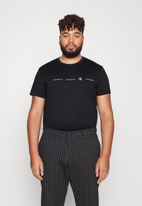 Calvin Klein Jeans Plus REPEAT LOGO TEE - T-shirt estampada - black