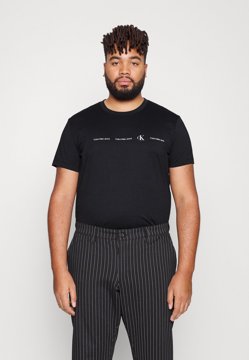 Calvin Klein Jeans Plus REPEAT LOGO TEE - T-shirt estampada - black