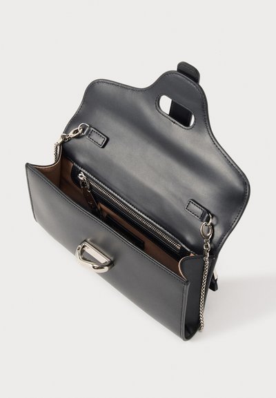 Μαύρο δερμάτινο τσαντάκι χειρός ανοιχτό για να δείξει εσωτερικό από καφέ ύφασμα, τσέπη με ασημί φερμουάρ, μεταλλικό κούμπωμα και προσαρτημένο ασημί αλυσίδα ιμάντα.