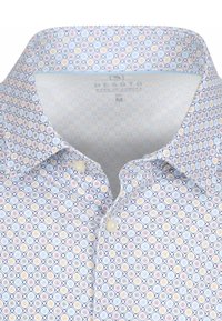 Heren overhemd met een lichtblauwe achtergrond, geometrisch patroon in pastelkleuren en een klassieke kraag. Voorzien van witte knopen.
