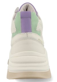 Bílé tenisky s levandulovými a zelenými akcenty. Texturovaný materiál, perforovaný design a polstrovaný límec pro pohodlí. Nízkoprofilová podrážka.