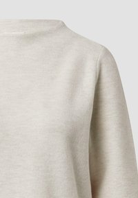 Jasno beżowy sweter z okrągłym dekoltem, ukazujący górną część tułowia i prawy rękaw, wykonany z miękkiego dzianinowego materiału o delikatnej fakturze prążkowej.