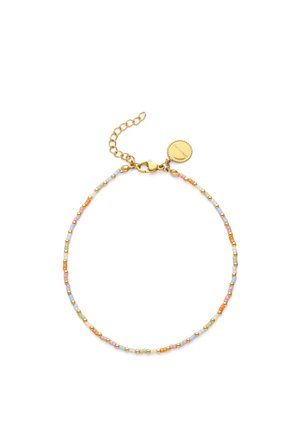 Delicada pulsera de cuentas con pequeñas cuentas de colores pastel y toques dorados, con un cierre de cadena de oro y una pequeña etiqueta redonda.