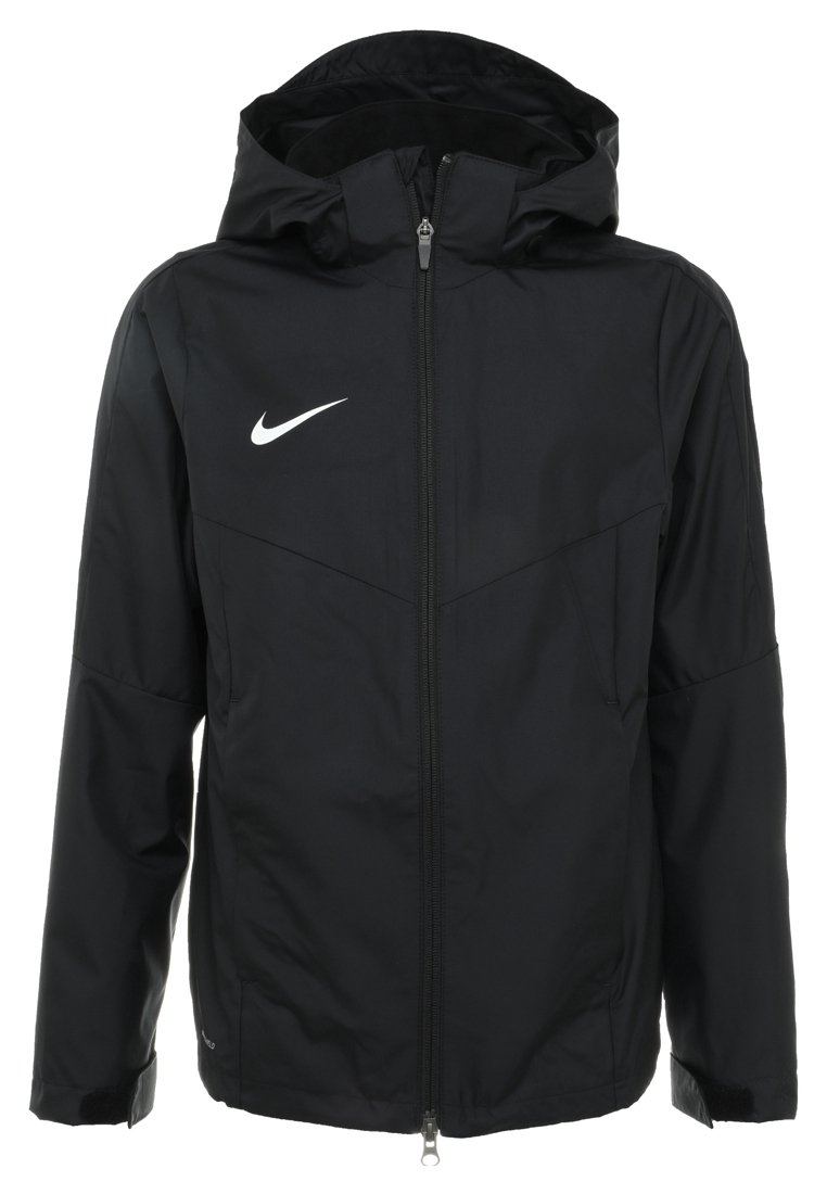 Czarna kurtka typu windbreaker z zapięciem na zamek z przodu, kapturem i białym logo Nike na piersi. Posiada teksturowaną powierzchnię oraz kontrastowy design paneli.