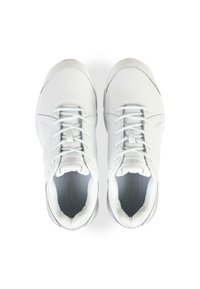 Weiße Sportschuhe mit einem glatten Leder-Obermaterial, runder Zehenpartie, gepolstertem Schaft und Schnürdesign. Graue Innenauskleidung und dezentes Logo-Detail.