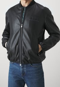 Armani Exchange Imiteret læderjakke - black