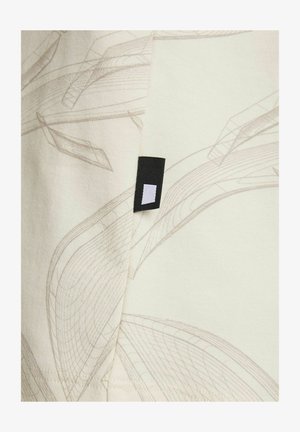 Svijetla pamučna tkanina s suptilnim, apstraktnim uzorkom obrisa. Vidljiva je mala crna oznaka s bijelim pravokutnim akcentom.