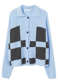 Cardigan de punto azul claro con patrones geométricos en bloque gris oscuro, cuello y botones delanteros. Presenta puños y bajo de canalé.