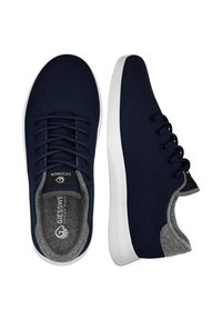 Granatowe sneakersy z siateczki z białą gumową podeszwą, zaokrąglonym nosem i szarym podszyciem kołnierza. Posiadają sześć przelotek i naszywkę z logo na języku.