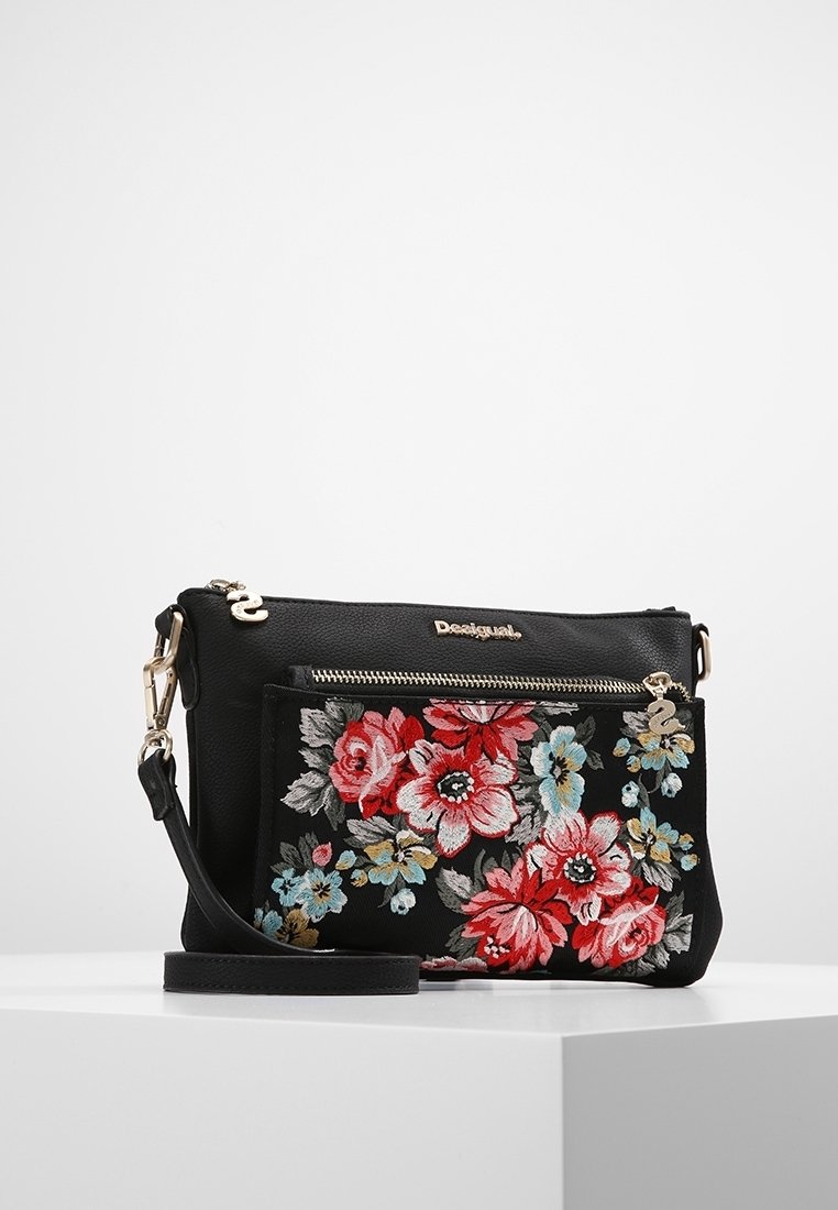 Czarna torebka na ramię z kwiatową haftem w odcieniach czerwieni, różu i niebieskiego. Posiada kieszeń na zamek oraz regulowany pasek.