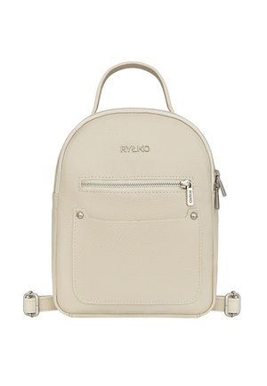 Mały beżowy plecak ze skóry z przednią kieszenią na zamek, zaokrąglonym górnym uchwytem, regulowanymi paskami oraz logo "RYŁKO" z przodu.