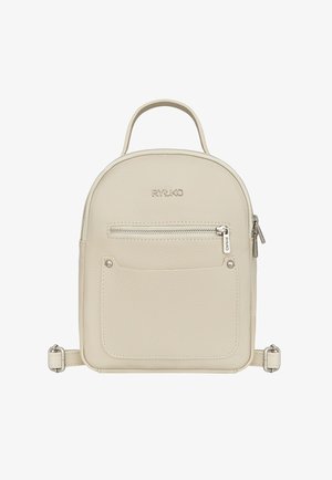 Mały beżowy plecak ze skóry z przednią kieszenią na zamek, zaokrąglonym górnym uchwytem, regulowanymi paskami oraz logo "RYŁKO" z przodu.