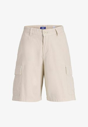 Fekete pamut póló kis grafikával, világos bézs cargo rövidnadrággal párosítva. Fehér bokazokni és barna sportcipő egészíti ki az öltözetet.