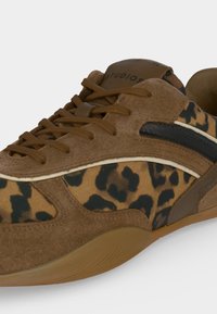 Baskets en daim marron avec panneaux en tissu imprimé léopard, lacets marron, détail bande noire et semelle en gomme.