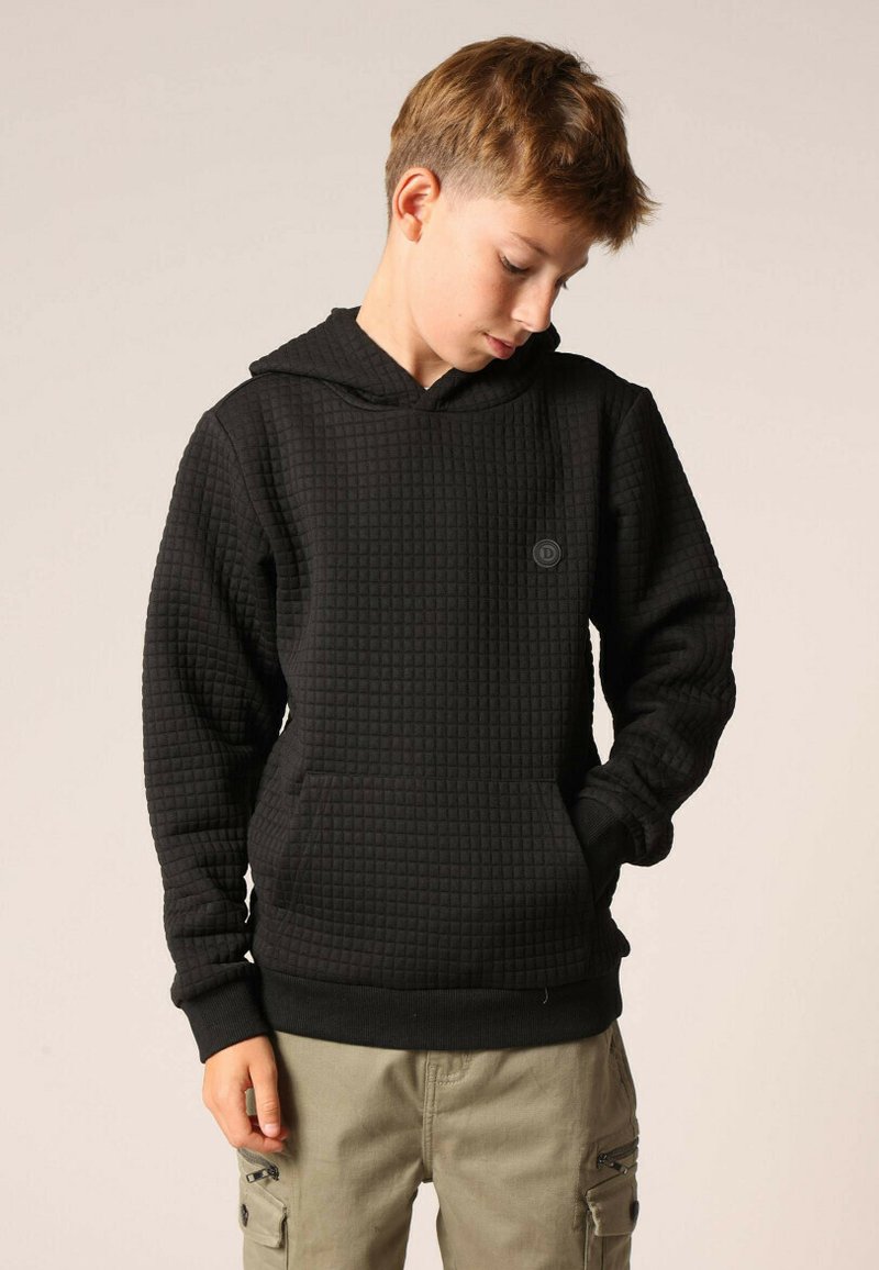 Zwart capuchontrui met een gestructureerd, doorgestikt patroon en een voorzak. Voorzien van geribbelde manchetten en zoom, ontworpen voor comfort.