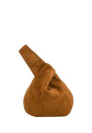 Bolso marrón de ante con una sola correa ancha, base redondeada y estructura blanda y caída sobre un fondo blanco.