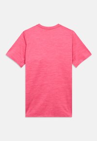 Īsroku T-krekls spilgti rozā viļņotā audumā. Klasisks apaļš kakls ar gludu tekstūru bez redzamiem rakstiem vai rotājumiem.