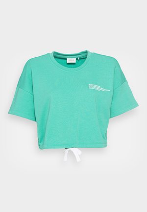 Korte mintgroene t-shirt van zacht materiaal. Heeft korte mouwen en een witte koordtrek aan de onderkant. Tekst in het wit gedrukt op de borst.