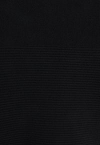 Tissu noir texturé avec un motif côtelé horizontal sur la moitié inférieure, texture lisse sur la moitié supérieure.