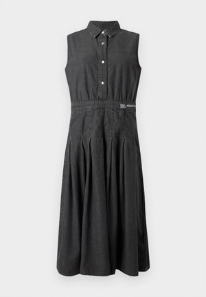 Džinsa kleita ar apkakli, pogām priekšpusē, pieguļošu vidukli un krokotu svārku. Tumši pelēka ar logotipa akcentu viduklī.