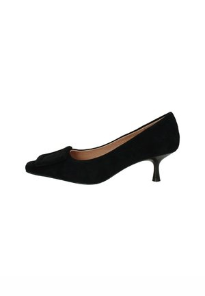 Scarpa nera in suede con tacco alto, punta affilata e dettaglio decorativo a fiocco sulla parte anteriore, caratterizzata da un design del tacco slanciato.
