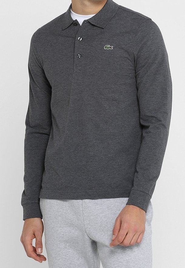 Polo à manches longues de couleur gris foncé en coton, avec un col à trois boutons et un petit logo vert sur la poitrine gauche.