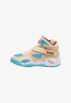 Korkeat sneakerit, joissa on beige nahka yläosa, siniset verkko yksityiskohdat, valkoinen välipohja, punainen kaulus ja säädettävä remmi, jossa on "ROGUE" -teksti.