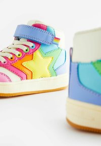 Høje sneakers med et multicolor design, der inkluderer en pink, orange, grøn, blå og gul stjerne. Tekstureret læder og gummisul.