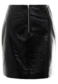Mini-jupe noire en matériau brillant, avec une fermeture éclair à l'arrière. La surface a une finition texturée et une silhouette droite.