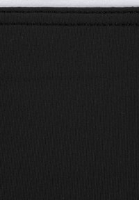Tissu noir avec une texture côtelée, présentant un ourlet cousu. Le matériau a l'air extensible et lisse avec une finition uniforme.