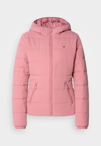 Veste matelassée à capuche rose avec fermeture éclair frontale et deux poches latérales zippées, conçue pour les temps froids.
