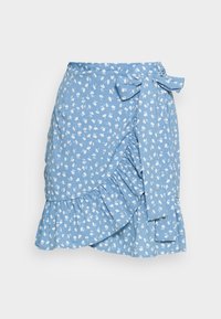 Jupe portefeuille bleu clair à motif floral blanc, ourlet volanté et détail noué sur le côté, fabriquée en tissu doux à texture lisse.