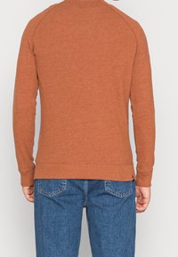 Denham Stickad tröja - orange