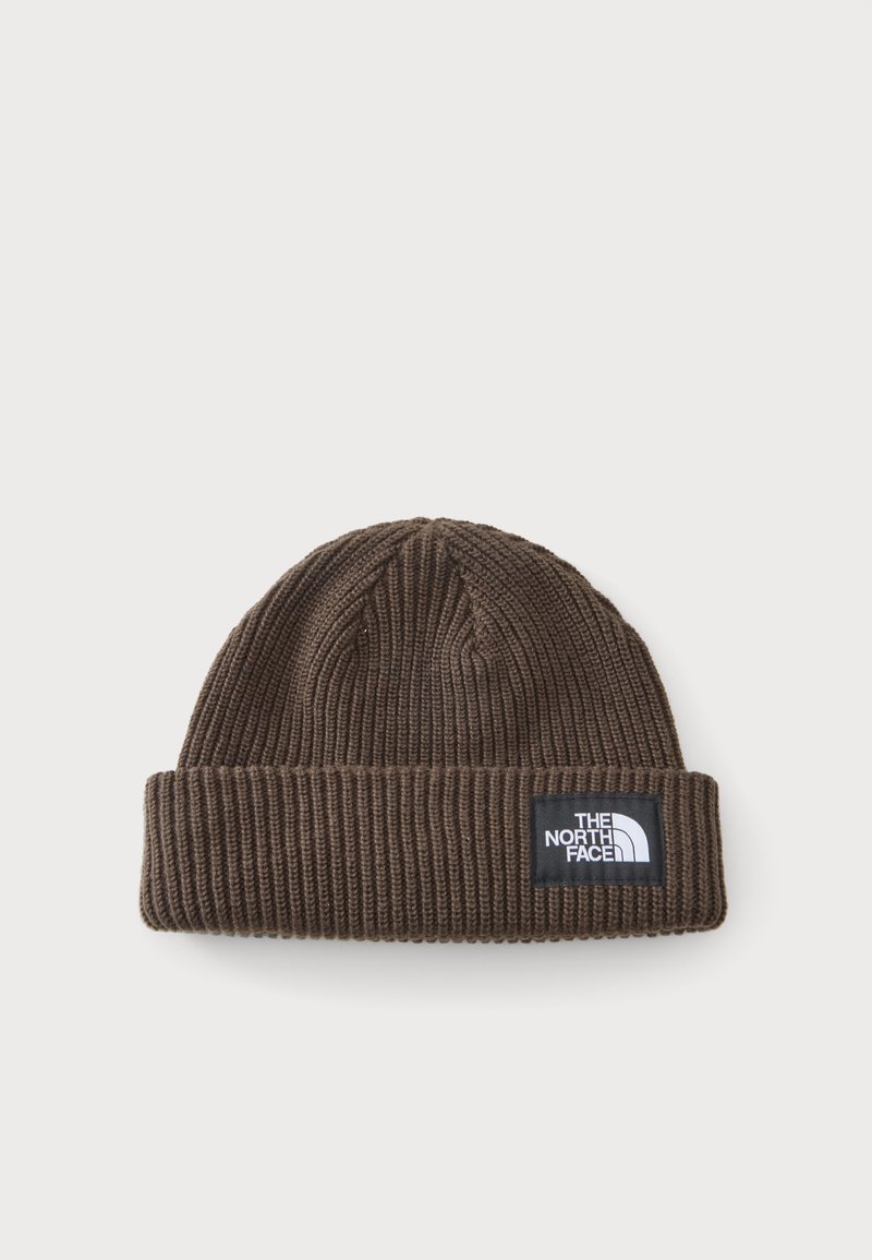 Bonnet en tricot côtelé marron avec revers plié et étiquette noire affichant le logo The North Face en blanc.