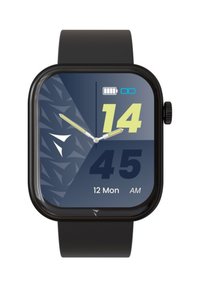 Montre intelligente avec un boîtier rectangulaire noir, affichage numérique avec des accents bleus et verts, bracelet en silicone noir, affichant l'heure et l'état de la batterie.