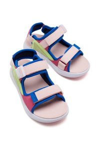 Sandalias con tiras de Velcro en rosa, azul y verde. Diseño ligero con una suela acolchada. Parte superior texturizada con paneles de malla transpirable.