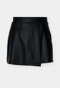 Černá skort z umělé kůže s hladkým povrchem, zavinovací design a dvěma předními kapsami. Krátká délka s čistým lemem.