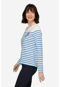 Pasiasta koszula z długim rękawem w białym i jasnoniebieskim kolorze, z okrągłym dekoltem i detalem haftu kwiatowego na lewym piersiu.