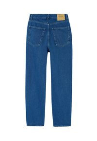 Blauwe denim jeans met een rechte snit, vijf zakken en een tan leren label in de taille. De textuur is soepel met een klassieke denimweving.