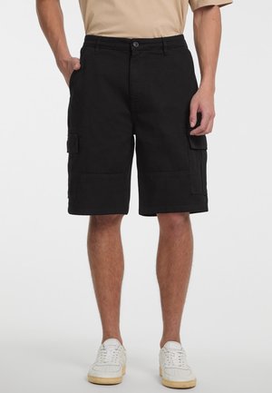 Pantaloni cargo neri con tasche laterali, chiusura a bottone e vestibilità dritta. Realizzati in un tessuto resistente con una texture liscia.