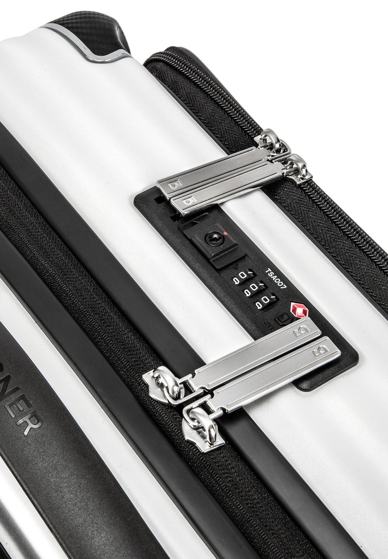 Walizka twarda o eleganckiej, srebrnej powierzchni, czarnej tkaninie zamka błyskawicznego, podwójnym systemie zamków i teksturowanych akcentach dla lepszego uchwytu.