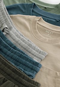 T-shirtar och shorts i bomull i olika färger: beige, grå, teal, grön och mörkgrön. Funktionsdetaljer med rundad halsringning och strukturerat tyg.