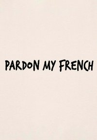 Tessuto beige chiaro con il testo "PARDON MY FRENCH" in lettere nere, grasse e texturizzate, centrato sulla superficie.